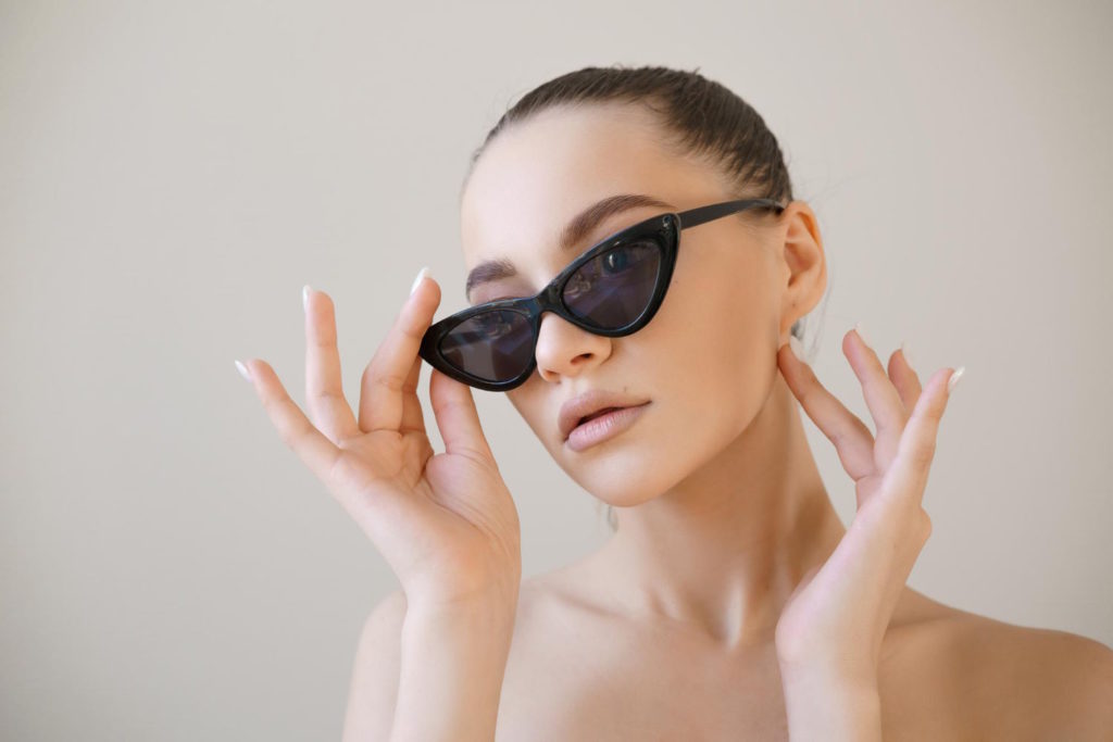 Okulary przeciwsłoneczne to nie tylko dodatek do stylizacji, ale także narzędzie ochrony przed szkodliwym promieniowaniem UV