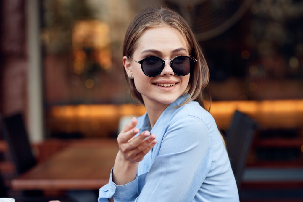 Okulary przeciwsłoneczne Prada to doskonały wybór dla osób ceniących sobie styl oraz jakość.