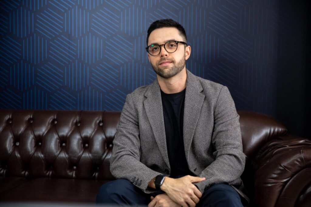 Okulary Prada to nie tylko gwarancja jakości i komfortu, ale również inwestycja w Twój wizerunek.