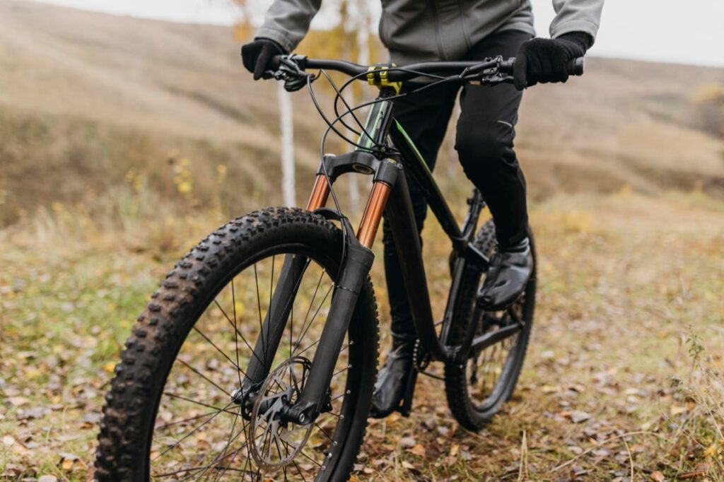 Rower górski jest zaprojektowany do jazdy po nierównych terenach i trudnych ścieżkach